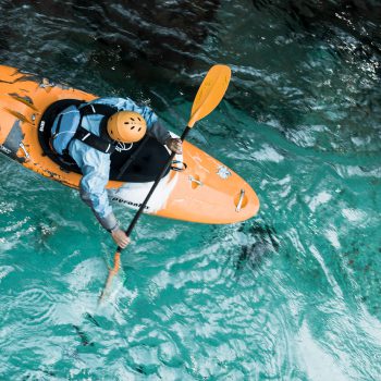 Foto de una persona en kayak remando en el mar vista desde arriba