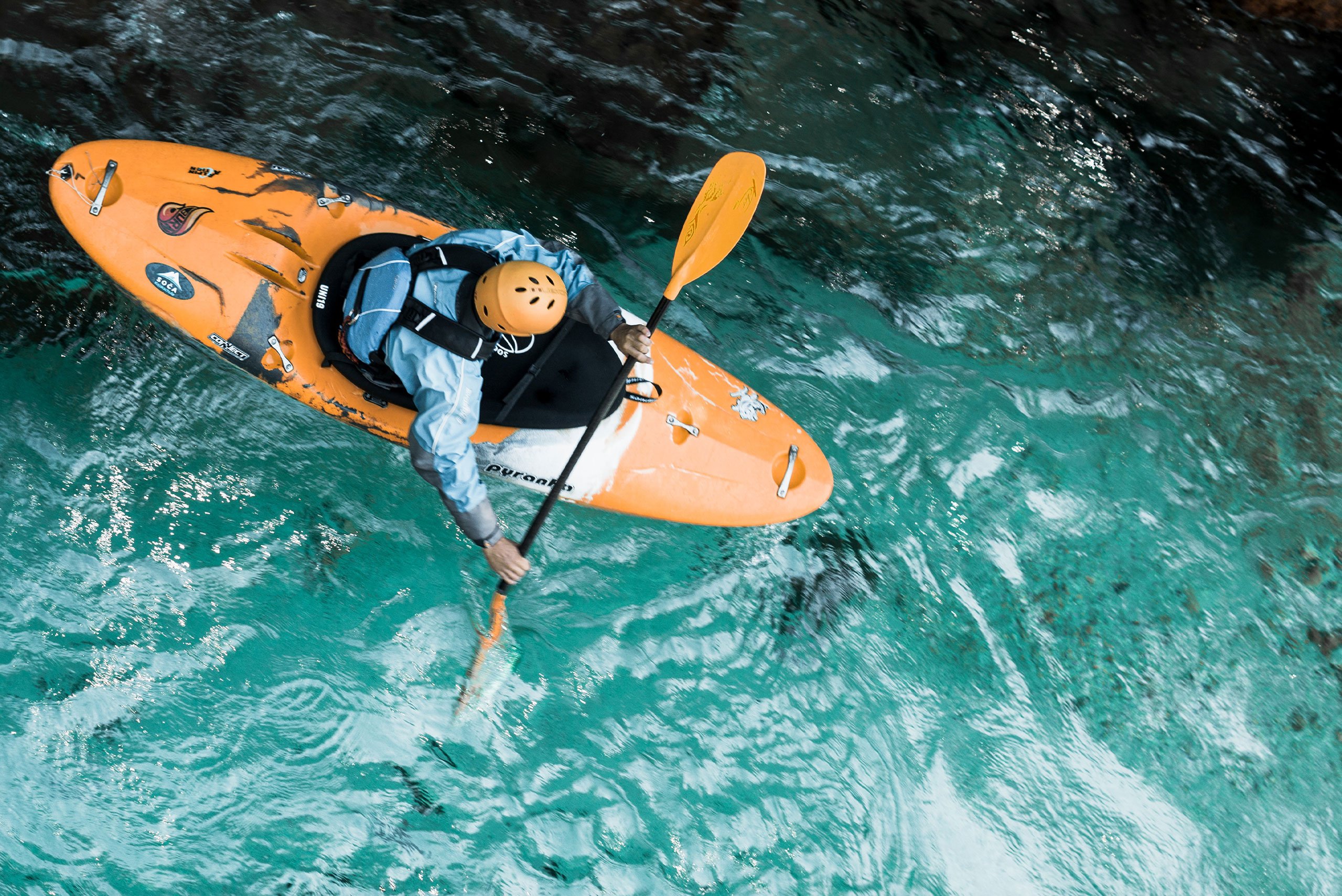 Foto de una persona en kayak remando en el mar vista desde arriba